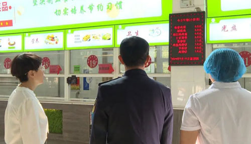朔城區：加一層監管 多一重守護朔城區紀委監委聚焦中小學食品安全突出問題，督促指導朔城區市場監督管理局對朔城區48家中小學食堂進行專項檢查。
